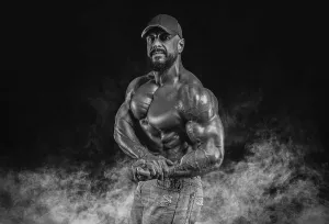 Fitness Athlete Drucke: Muscular athlete posing in the studio