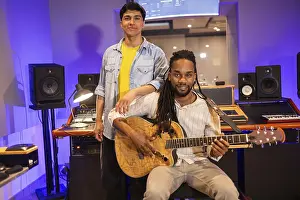 Music Industry Professionals Drucke: Two musicians in a professional recording studio