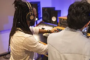 Music Industry Professionals Drucke: The musicians work together in a modern recording studio