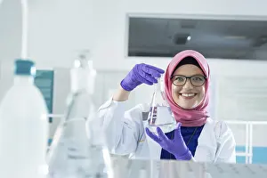 Female Healthcare Professional Drucke: Muslim lab worker doing an analysis
