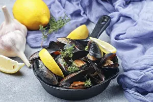 Muscheln Drucke: Muscheln im Schalen mit Zitrone.