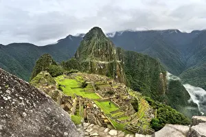 Drucke von Mysteriöses Machu Picchu in Peru, Südamerika. Inka-Festung mit Huayna Picchu im Hintergrund. UNESCO-Welterbe-Stätte Machu Picchu Drucke: Mysteriöse Machu Picchu in Peru.