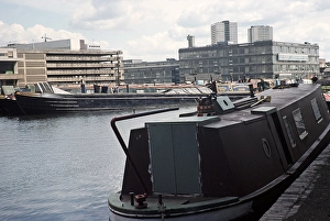 Deserted Waterway In Europe Drucke: Narrow boats in the town centre, Birmingha, West Midland, England, UK 1977