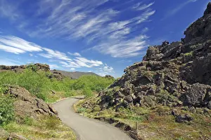 Icelandic Volcano Landscapes Drucke: Narrow path, leads through lava fields