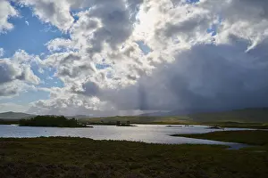Scottish Countryside Landscape Drucke: Natural lakeside landscape with dramatic cloud cover and light rays