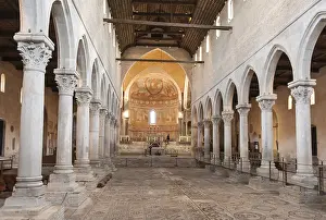 Drucke von Schiff mit Altar und Apsis, Säulen, Basilika Santa Maria Assunta, UNESCO-Weltnaturerbe, Aquileia, Region Friuli Venezia Giulia, Italien Friaul-Julisch-Venetien Drucke: Schiff mit Altar und Apsis, Säulen.