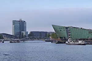 Drucke von Das NEMO Wissenschaftszentrum am Osterdok, Amsterdam, Nordholland, Niederlande Amsterdam Drucke: Das NEMO Wissenschaftszentrum am Osterdok.