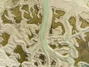 Drone Shot Cadiz Province Drucke: Network of channels and streams at low tide