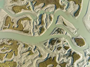 Drone Shot Cadiz Province Drucke: Network of channels and streams at low tide