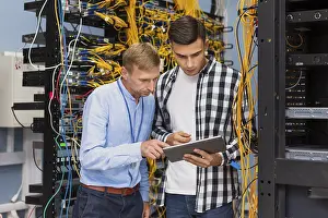 Medical Diagnosis Drucke: Network engineers with tablet medium shot
