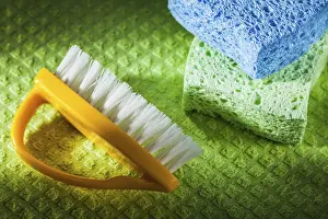 Cleanliness In The Kitchen Drucke: New plastic brushes Kitchen sponge on flannels