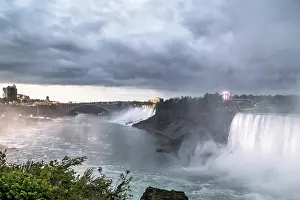 Open Air Landscape Photography Drucke: Niagara falls viewed from canada side in the evening