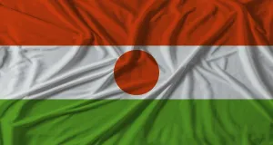 Niger Drucke: Niger-Flag mit Stofftextur-Hintergrund.