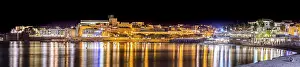 Drucke von Blick auf den Hafen von Otranto, griechisch-messapische Stadt am Adriatischen Meer in Italien Otranto Drucke: Blick auf die Hafen von Otranto bei Nacht.