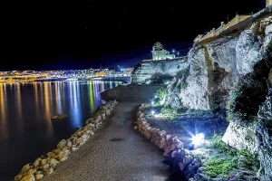 Drucke von Nachtaufnahme des Hafens von Otranto, griechisch-messapischen Stadt am Adriatischen Meer in Italien Otranto Drucke: Nachtaufnahme des Hafens von Otranto.