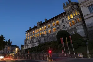 Western Europe Tourist Attraction Drucke: Nightfall in the castle of Blois