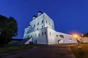 UNESCO World Heritage Site Pskov Drucke: Nightshot of the Trinity Cathedral in Pskov