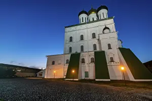 Trinity Cathedral Pskov Drucke: Nightshot of the Trinity Cathedral in Pskov