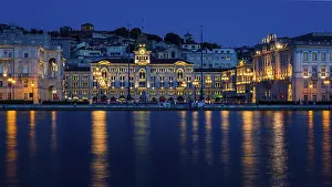 Southern Europe Night Shot Drucke: Nihgtscape of Unity Of Italy Square