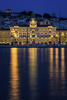 Southern Europe Night Shot Drucke: Nihgtscape of Unity Of Italy Square