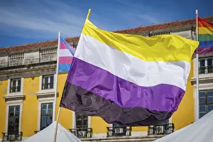 Bilder Datiert 21. Juni 2024: Das Nonbinary-Flagge und Farben der nichtbinären Flagge wogen in Lissabon.