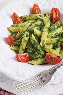 Vegetarian Pasta Dish Drucke: Noodles with spinach