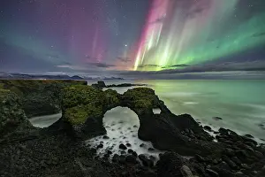 Snaefellsnes Peninsula Tourist Attraction Drucke: Northern lights over rock structure