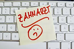 Medical Profession Drucke: A note on the keyboard of a computer as a reminder: Dentist Austria