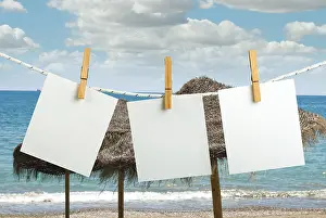 Deserted Coast Scene Drucke: Note papers hooked on a rope. Beach background
