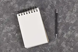 Empty Notebook Drucke: Empty notebook with white paper next to pen
