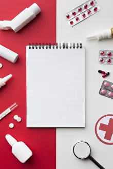 Deserted Healthcare Space Drucke: Empty notepad surrounded by pills