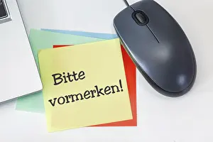 Empty Office Desk Drucke: Notepad with the words PLEASE NOTE ON a desk