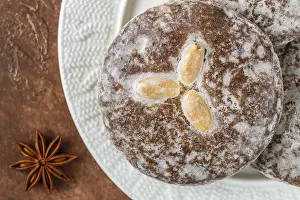 Nuremberg Gingerbread Drucke: Nuremberg gingerbread with nuts (almonds)
