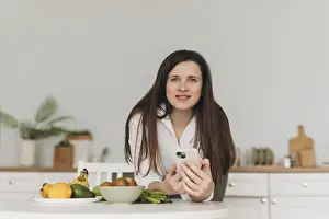 Modern Kitchen Drucke: A nutritionist in a kitchen setting