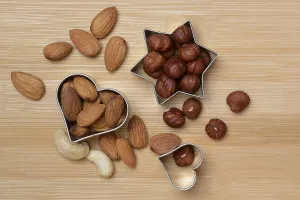 Almond Nutrition Drucke: Nuts and cookie cutters, almonds