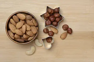 Kitchen Still Life Images Drucke: Nuts and cookie cutters, almonds