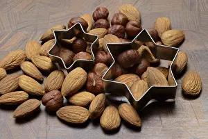 Healthy Meal Prep Drucke: Nuts and cookie cutters, almonds and hazelnuts
