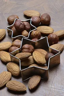 Hazelnut Nutrition Drucke: Nuts and cookie cutters, almonds and hazelnuts