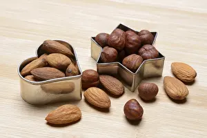Almond Nutrition Drucke: Nuts and cookie cutters, almonds and hazelnuts