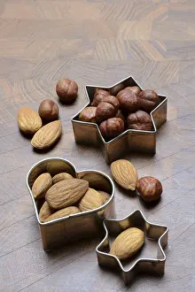 Holiday Baking Ingredients Drucke: Nuts and cookie cutters, almonds and hazelnuts