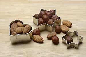 Hazelnut Nutrition Drucke: Nuts and cookie cutters, almonds and hazelnuts