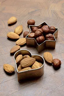 Kitchen Utensils For Baking Drucke: Nuts and cookie cutters, almonds and hazelnuts