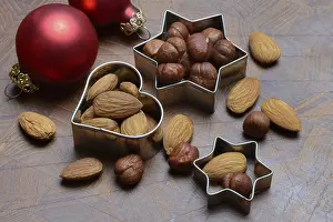 Christmas Cookie Cutters Drucke: Nuts and cookie cutters, almonds and hazelnuts