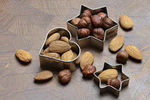 Almond Nutrition Drucke: Nuts and cookie cutters, almonds and hazelnuts