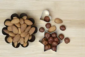 Hazelnut Nutrition Facts Drucke: Nuts and cookie cutters, almonds and hazelnuts