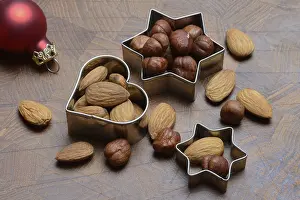 Hazelnut Nutrition Facts Drucke: Nuts and cookie cutters, almonds and hazelnuts