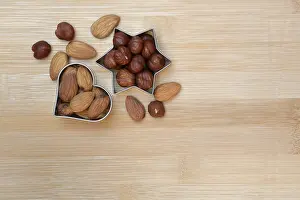 Christmas Baking Drucke: Nuts and cookie cutters, almonds and hazelnuts