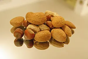 Legume Nutrition Facts Drucke: Nuts on a mirror
