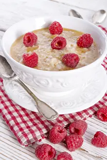 Fresh Raspberry Breakfast Drucke: Oatmeal with fresh raspberry