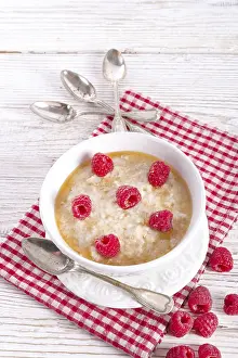 Healthy Dessert Options Drucke: Oatmeal with fresh raspberry